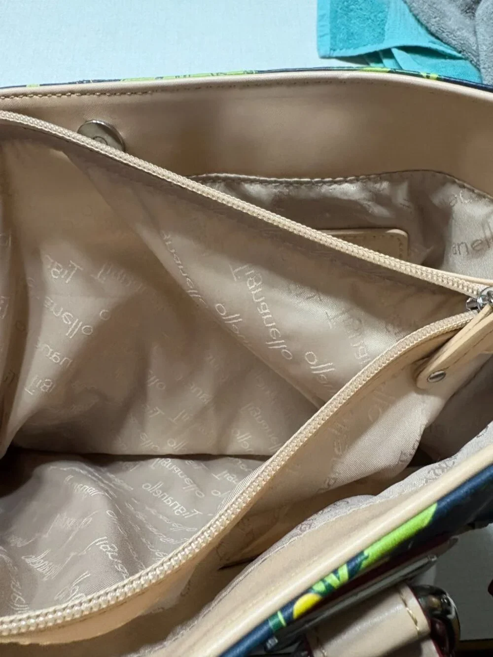 NWOT Gorgeous Tignanello Leather Tote in Foral Print with many pockets